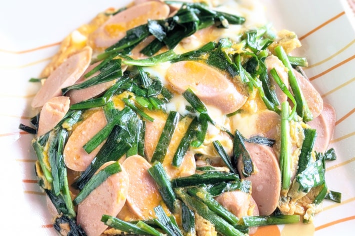 料理の写真。卵とニラを使った炒め物が皿に盛られている。