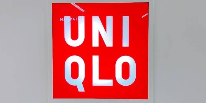 ユニクロのロゴが赤い背景に白い文字で表示されています。