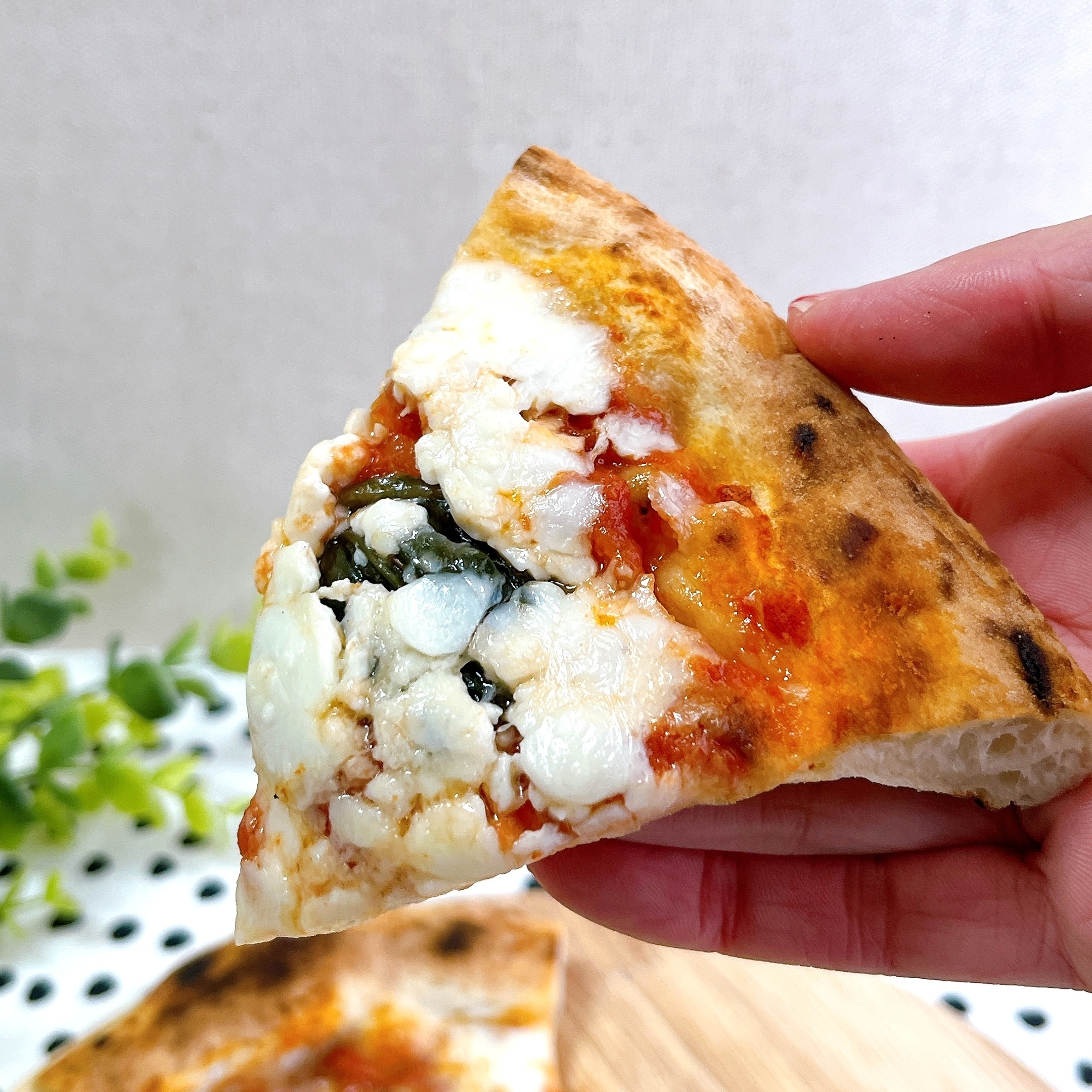 ファミマの【「LA FIGLIA DEL PRESIDENTE」今井シェフ監修】薪窯で焼き上げたピッツァマルゲリータ」