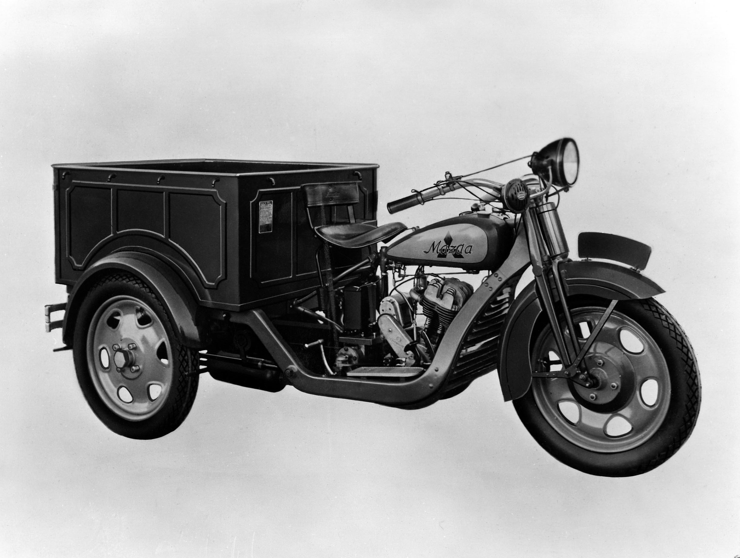 マツダ第1号車の「マツダ号DA型」の三輪トラック［マツダ提供］（時事）