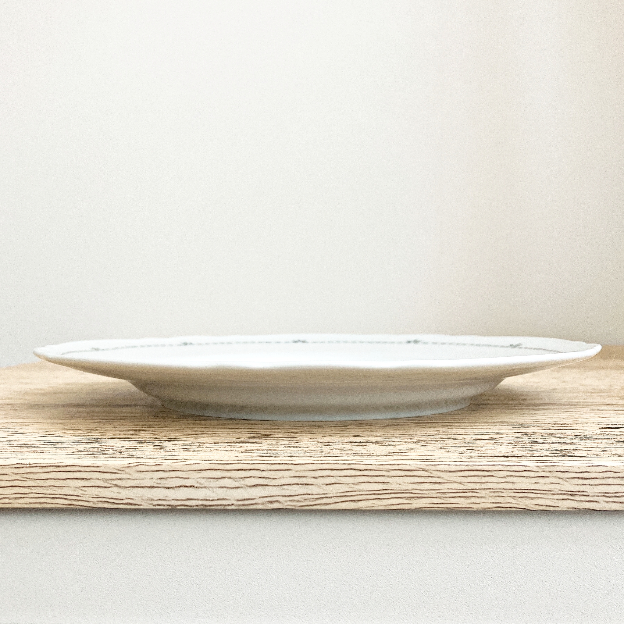 IKEA（イケア）の「UPPLAGA ウップラーガプレート（模様入り／ホワイト・28cm）」