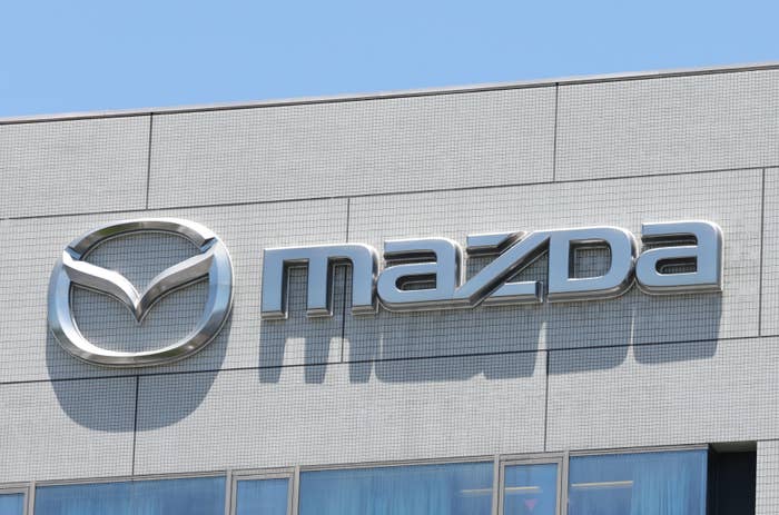 広島県府中町のマツダ本社ビルに掲げられたロゴマーク(2024年6月撮影)時事通信