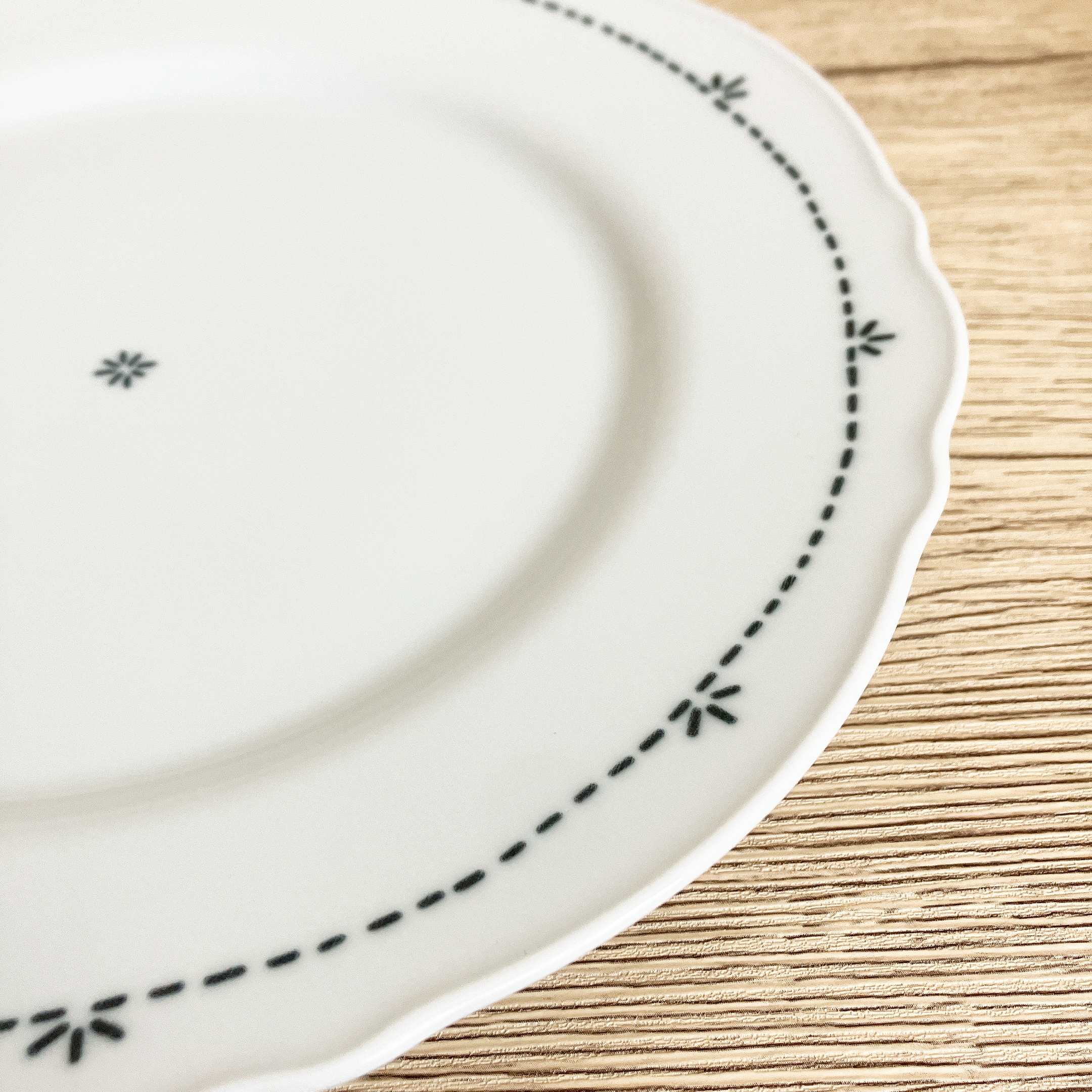 IKEA（イケア）の「UPPLAGA ウップラーガプレート（模様入り／ホワイト・28cm）」