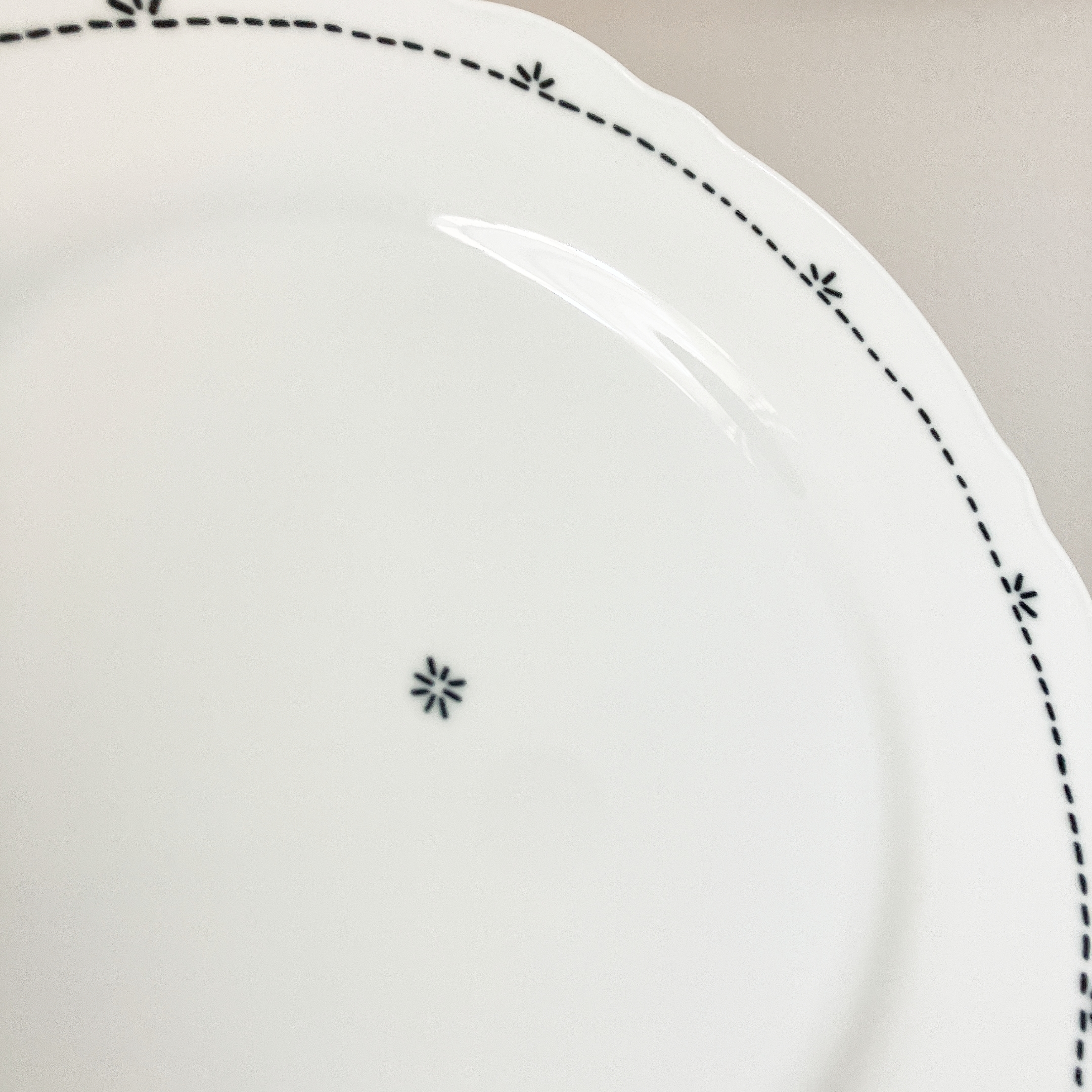 IKEA（イケア）の「UPPLAGA ウップラーガプレート（模様入り／ホワイト・28cm）」