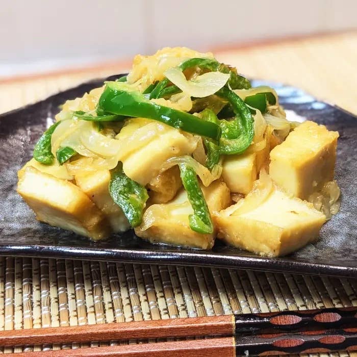 皿に盛られた豆腐と野菜の炒め物。手前には箸が置かれている。