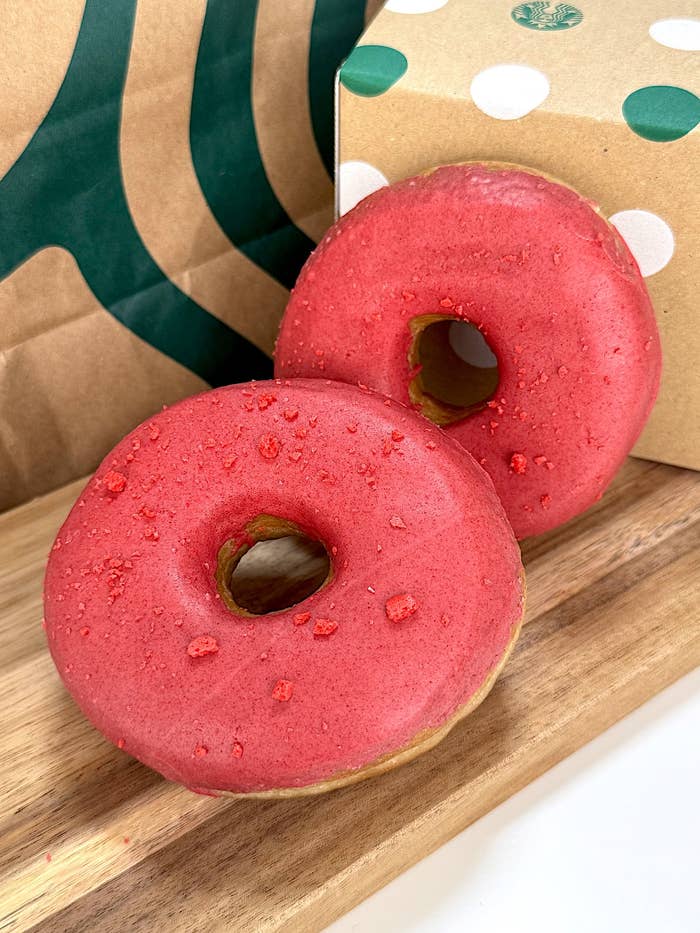 スターバックスの「ストロベリードーナツ」
