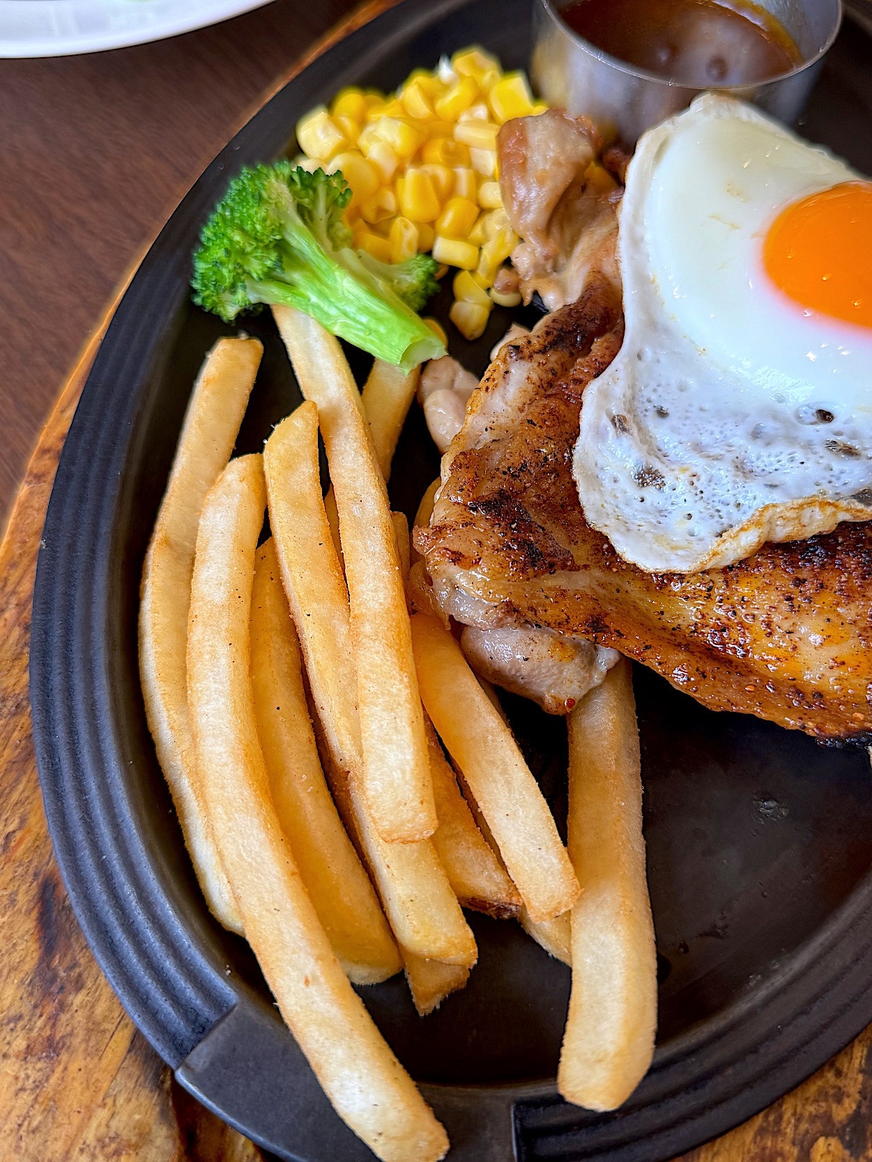 ロイヤルホストの「あつあつ鉄板チキングリル～バター醤油ソース～スペシャルランチ」