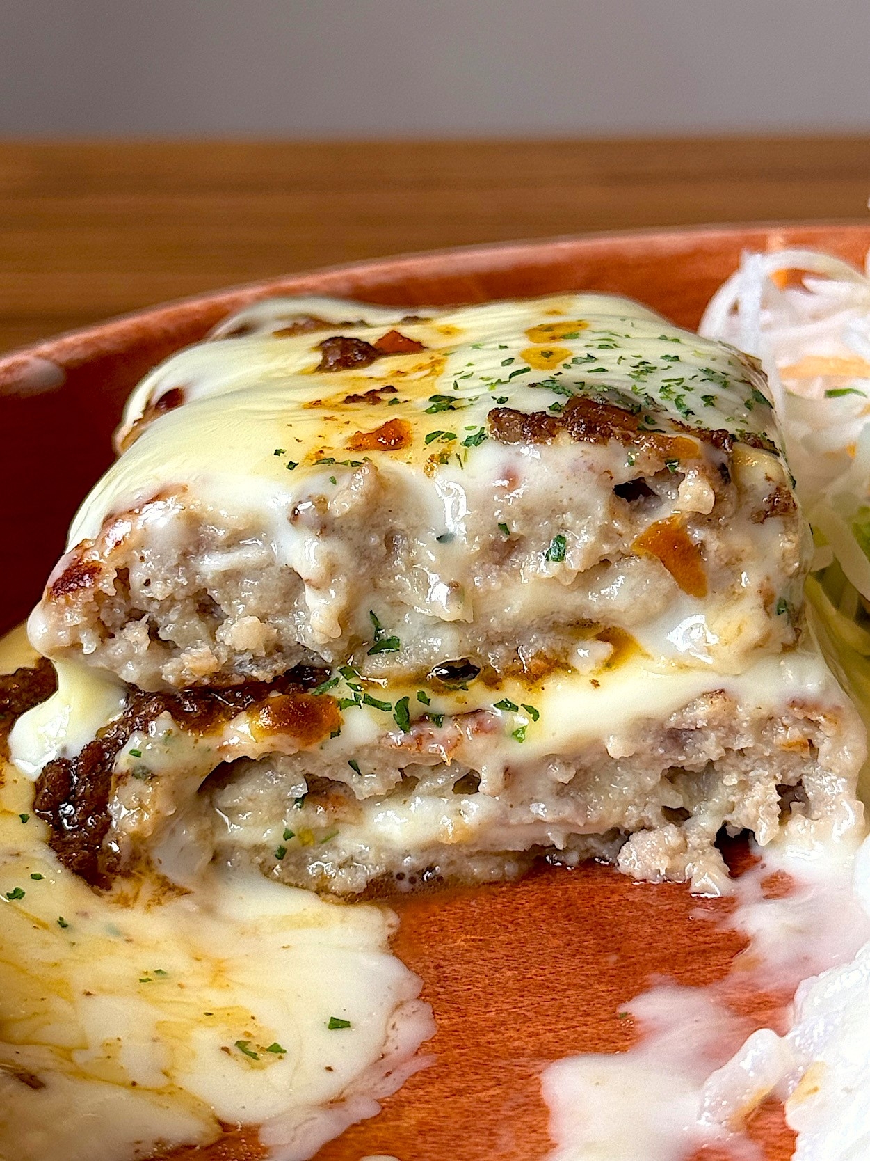 びっくりドンキーの「たっぷりチーズインバーグディッシュ」