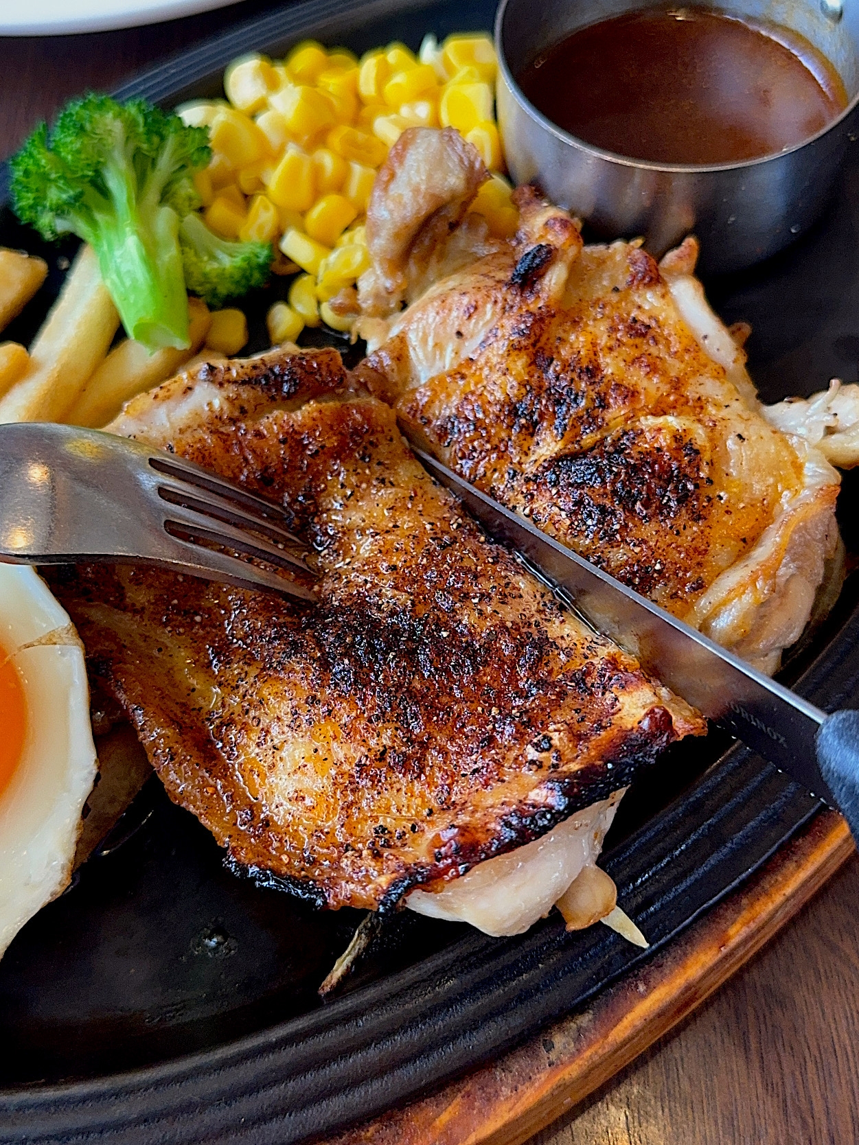 ロイヤルホストの「あつあつ鉄板チキングリル～バター醤油ソース～スペシャルランチ」