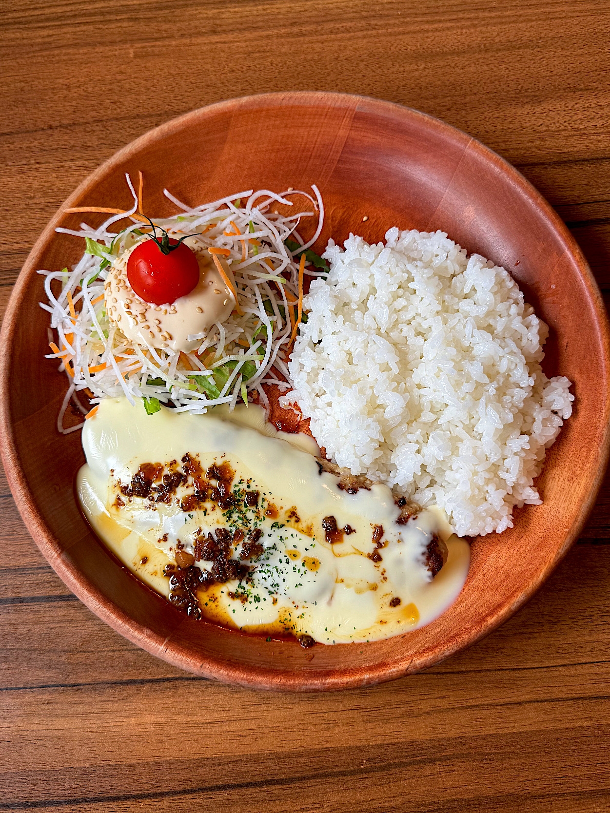 びっくりドンキーの「たっぷりチーズインバーグディッシュ」