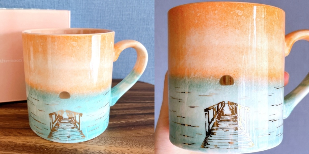 コーヒーカップに桟橋と海の風景が描かれている。