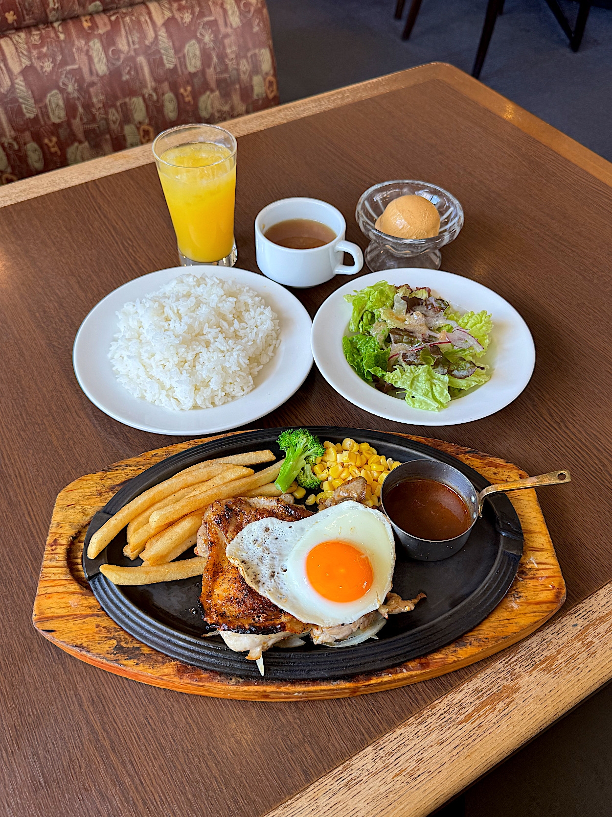 ロイヤルホストの「あつあつ鉄板チキングリル～バター醤油ソース～スペシャルランチ」