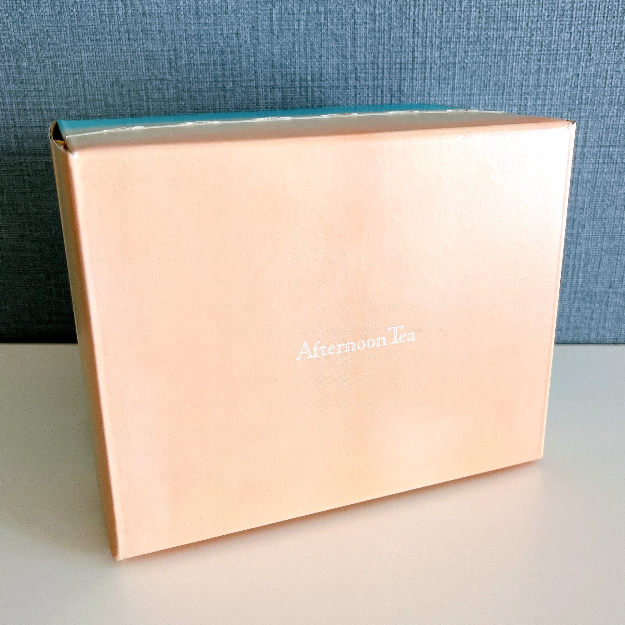 Afternoon Teaと書かれた箱がテーブルに置かれている。