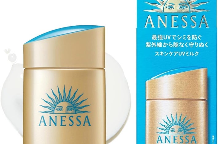日焼け止め「アネッサ パーフェクトUVサンスクリーン スキンケアミルク」商品とパッケージ。SPF 50+、PA++++。