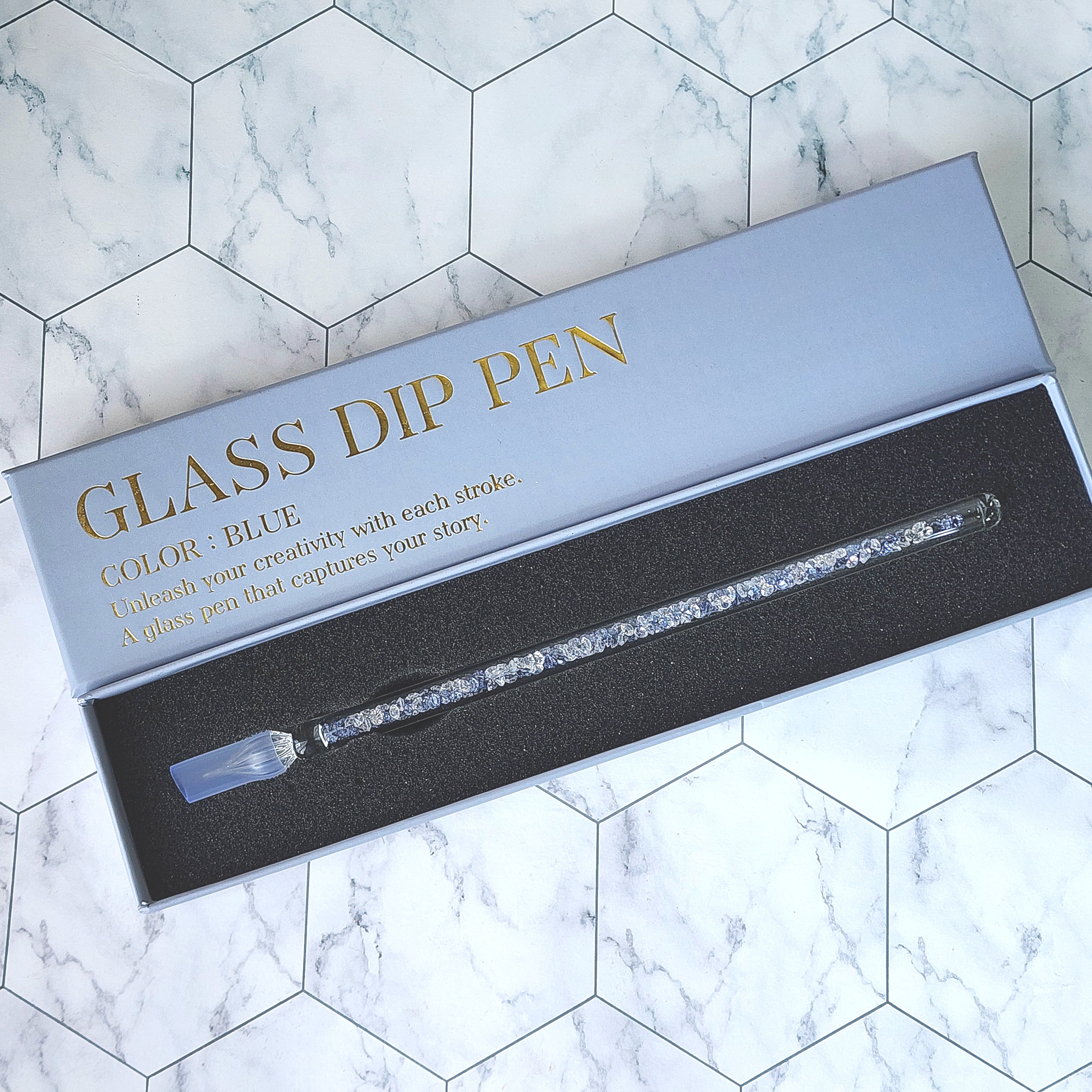 箱に入ったガラス製のディップペン。上蓋に「GLASS DIP PEN」と書かれている。