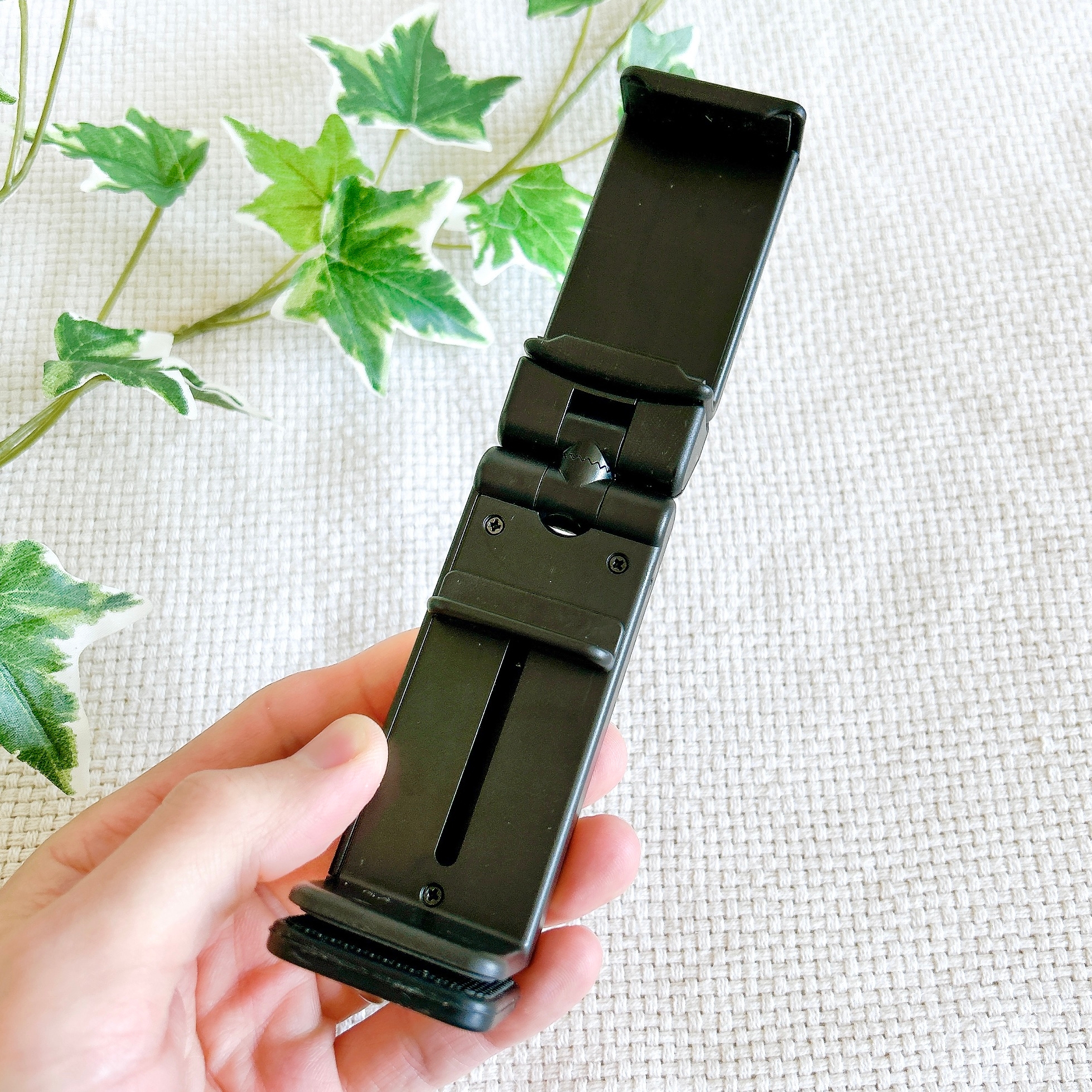 3COINSの「どこでも挟めるトラベルスマホホルダー」