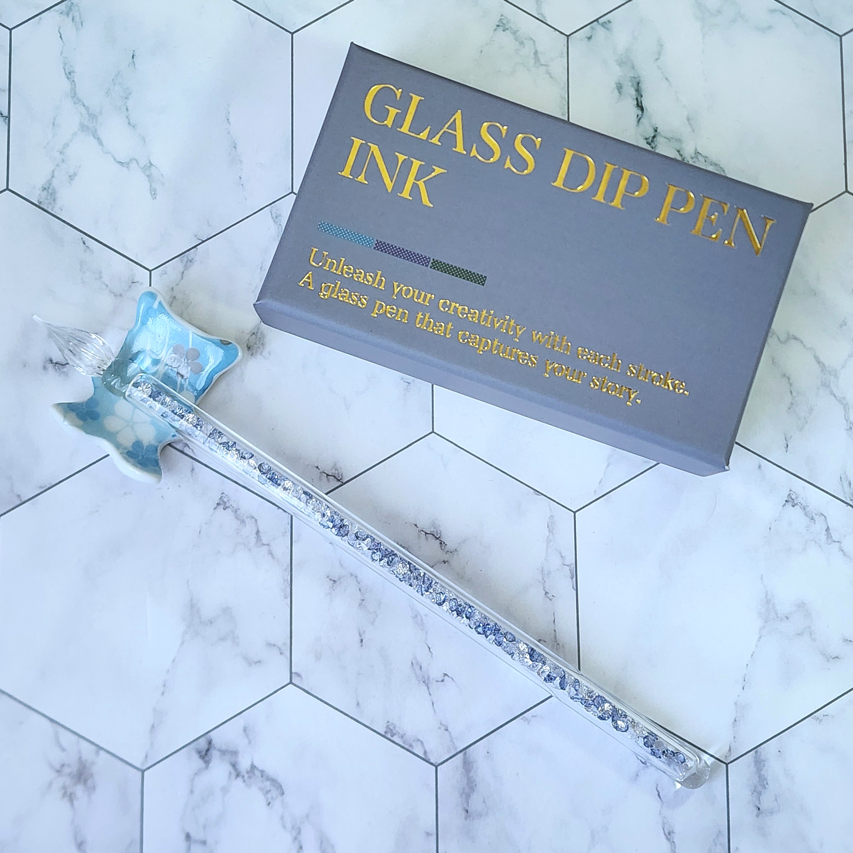 ガラスのディップペンとボックス。ボックスに「GLASS DIP PEN INK」と印字。創造性を引き出すメッセージ付き。