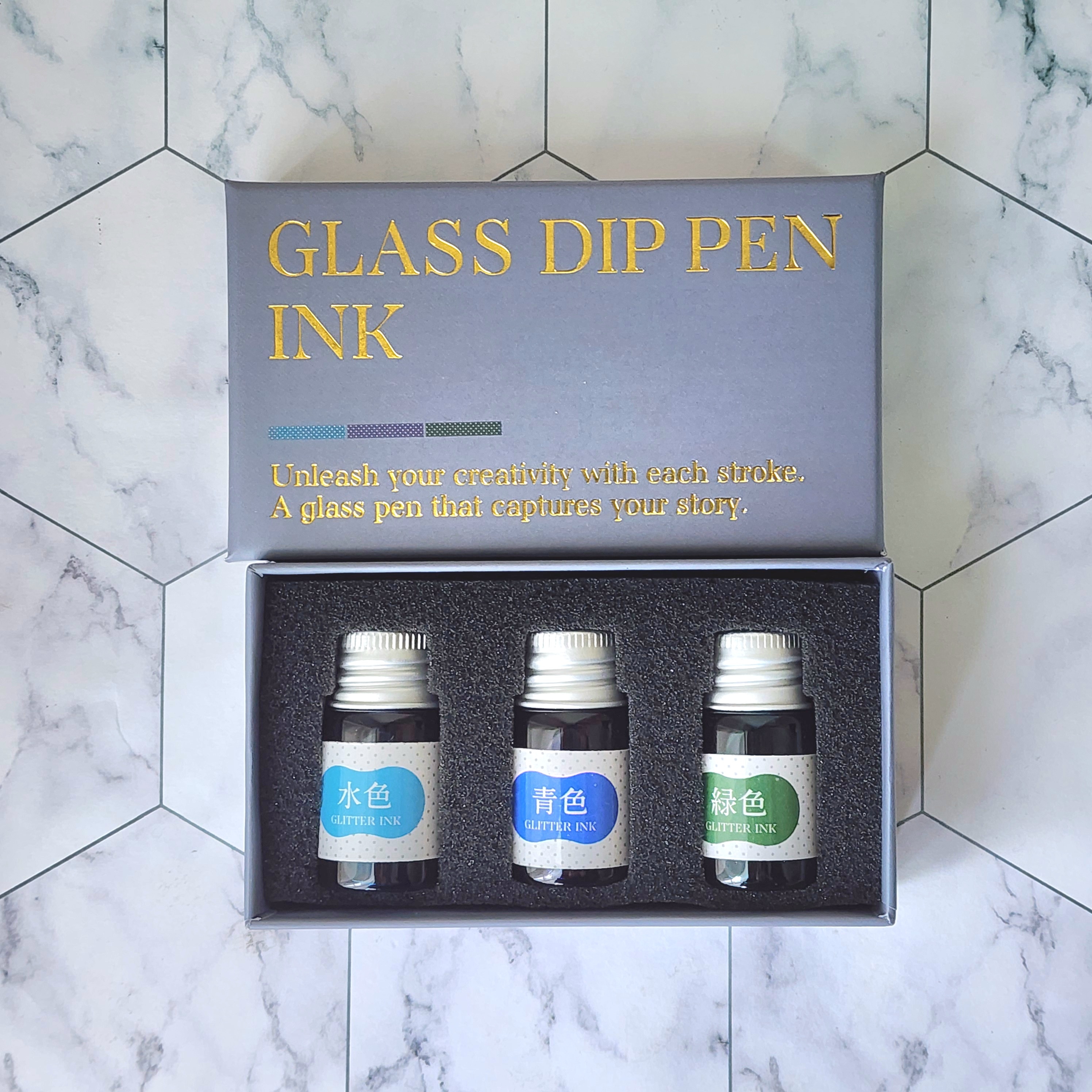 ガラスペン用インクセットの画像。水色、青色、緑色のインクボトル3本が箱に収められている。