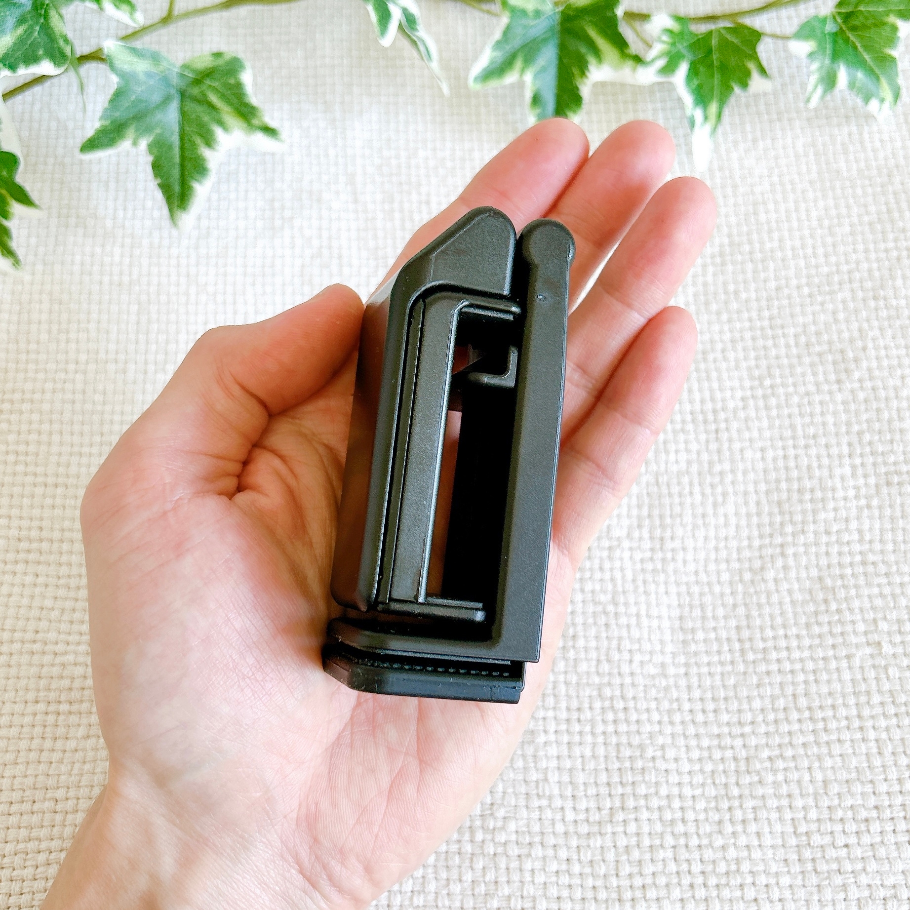 3COINSの「どこでも挟めるトラベルスマホホルダー」