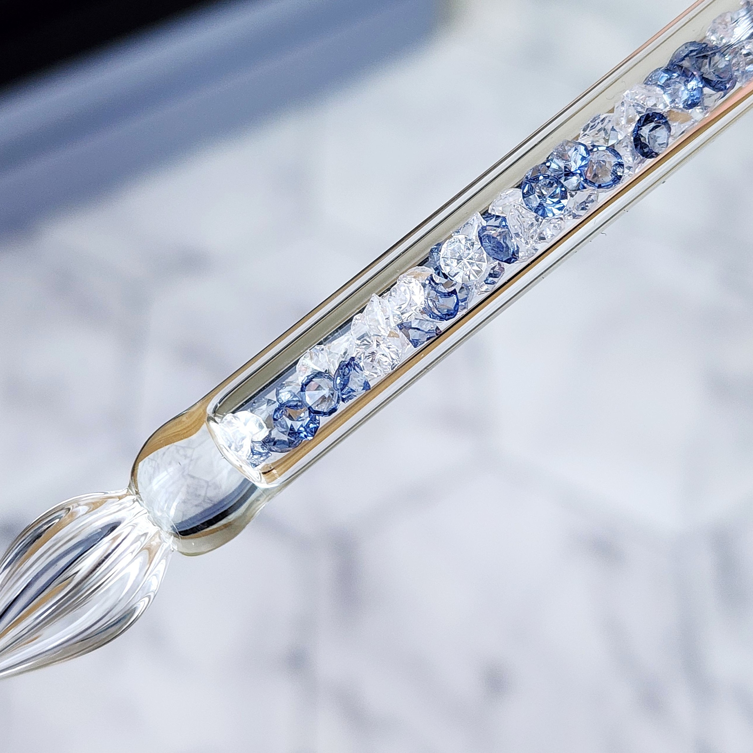 ガラス製の装飾的なペンが結晶で飾られています。