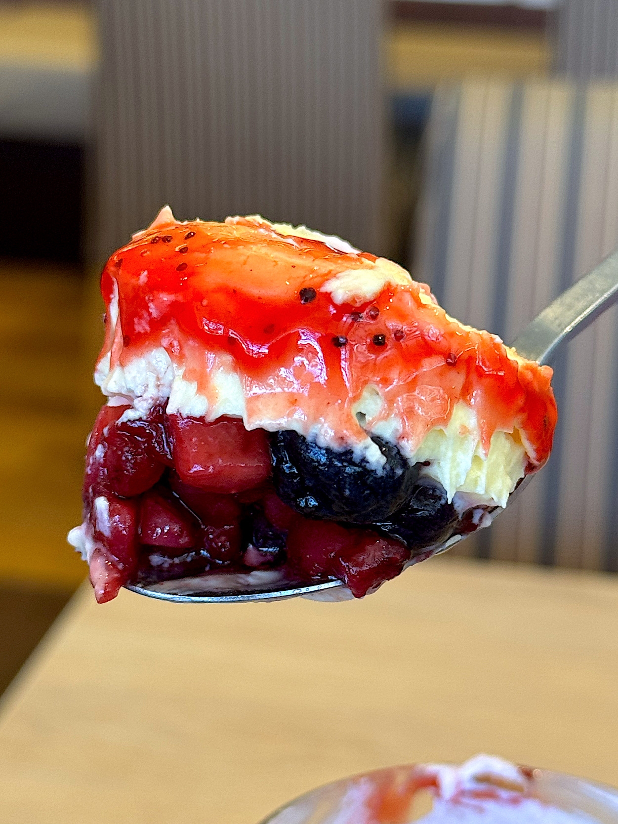 ガストの「国産いちごのフラワーパフェ」