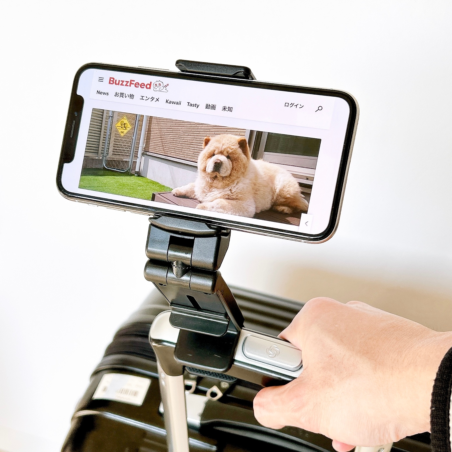 3COINSの「どこでも挟めるトラベルスマホホルダー」