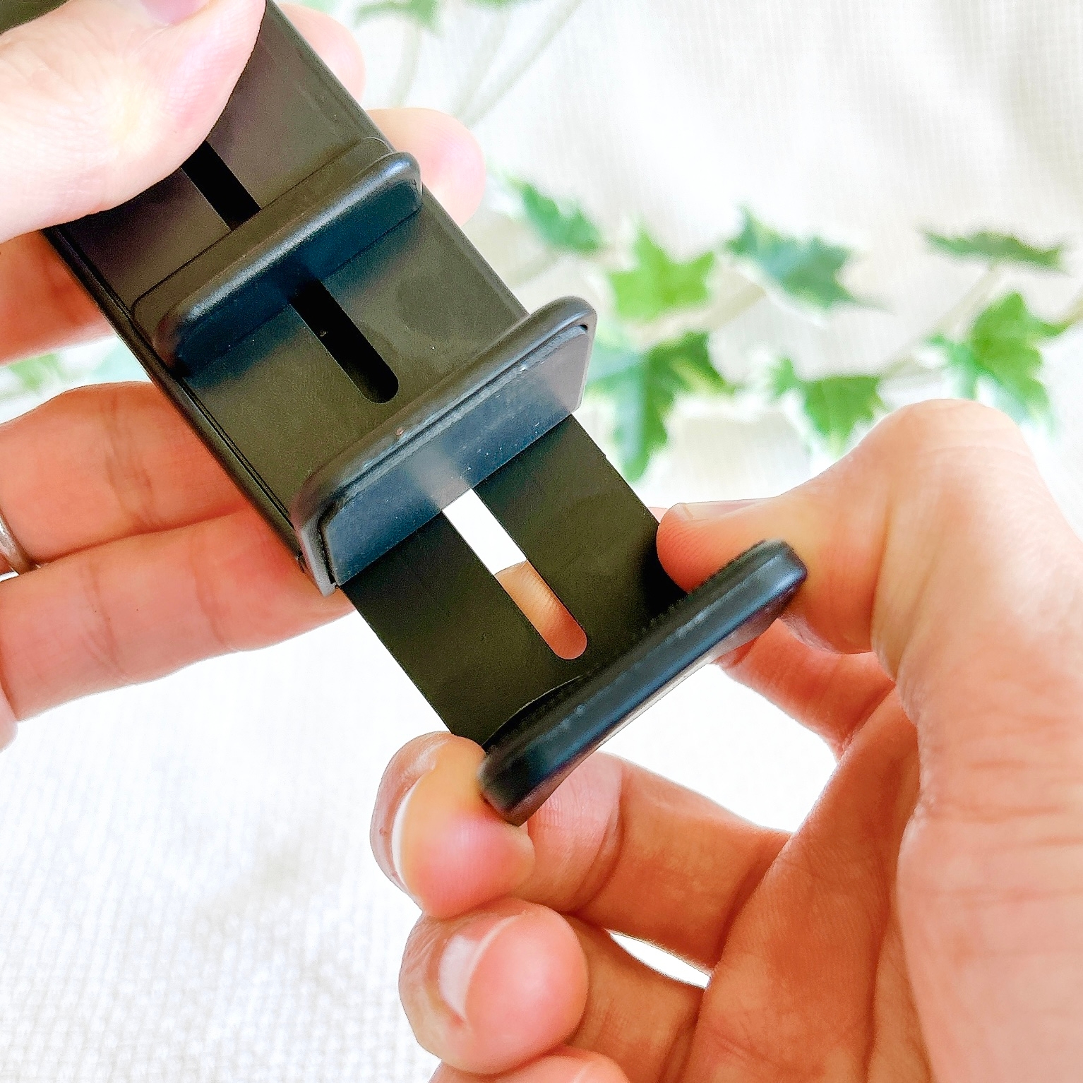 3COINSの「どこでも挟めるトラベルスマホホルダー」