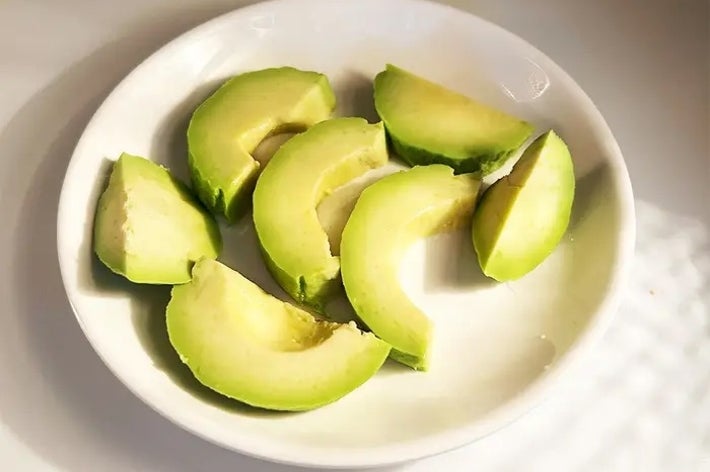 皿に盛られたスライスされたアボカド。