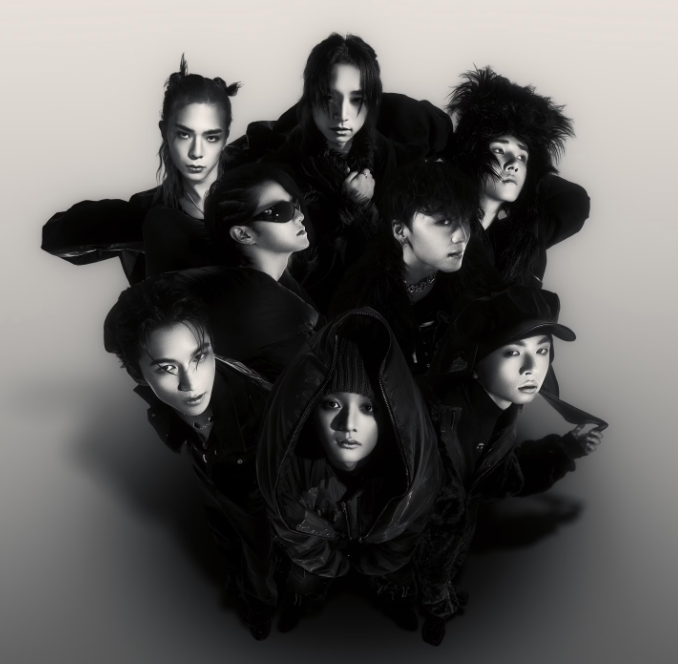 Grupo de personas posando juntas con estilo moderno y expresiones serias, vestidas con ropa de moda futurista y peinados singulares