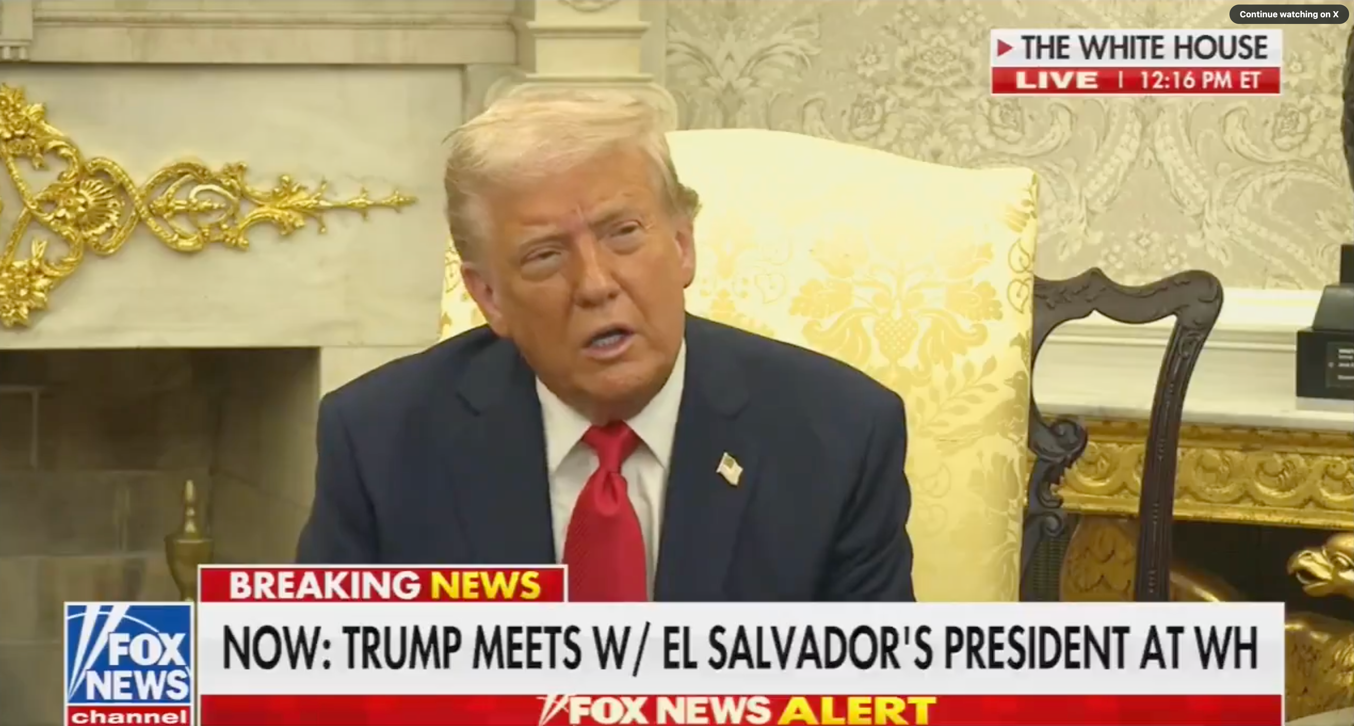Man in a suit with a red tie speaking at the White House with a news ticker about a meeting with El Salvador's president
