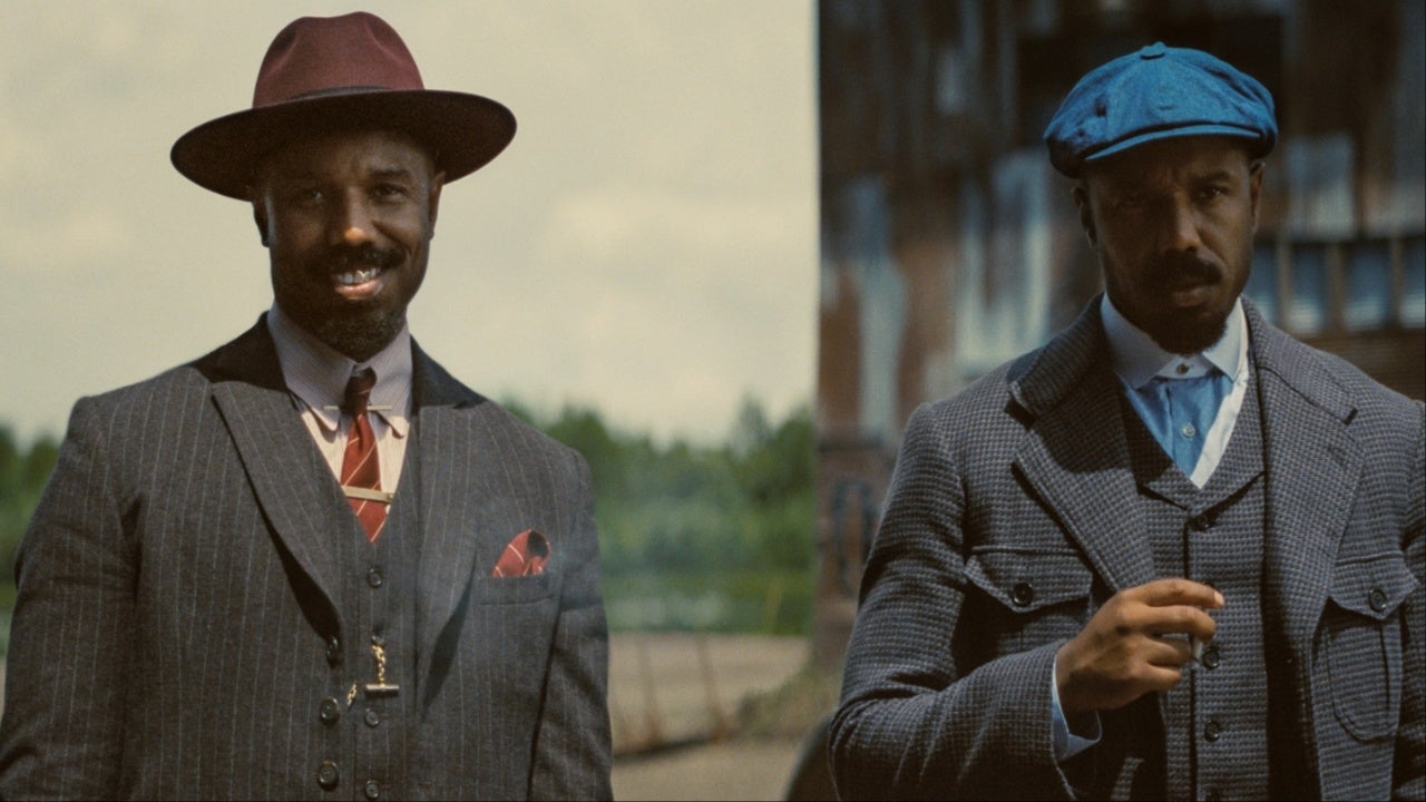 Dos personas con trajes de época vintage y sombreros, posando al aire libre