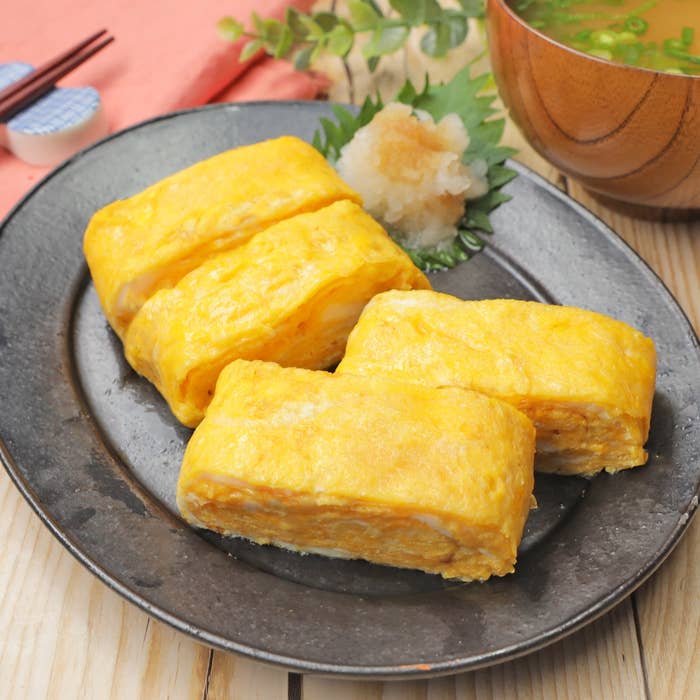 皿に盛られた数切れの厚焼き卵と大根おろし。