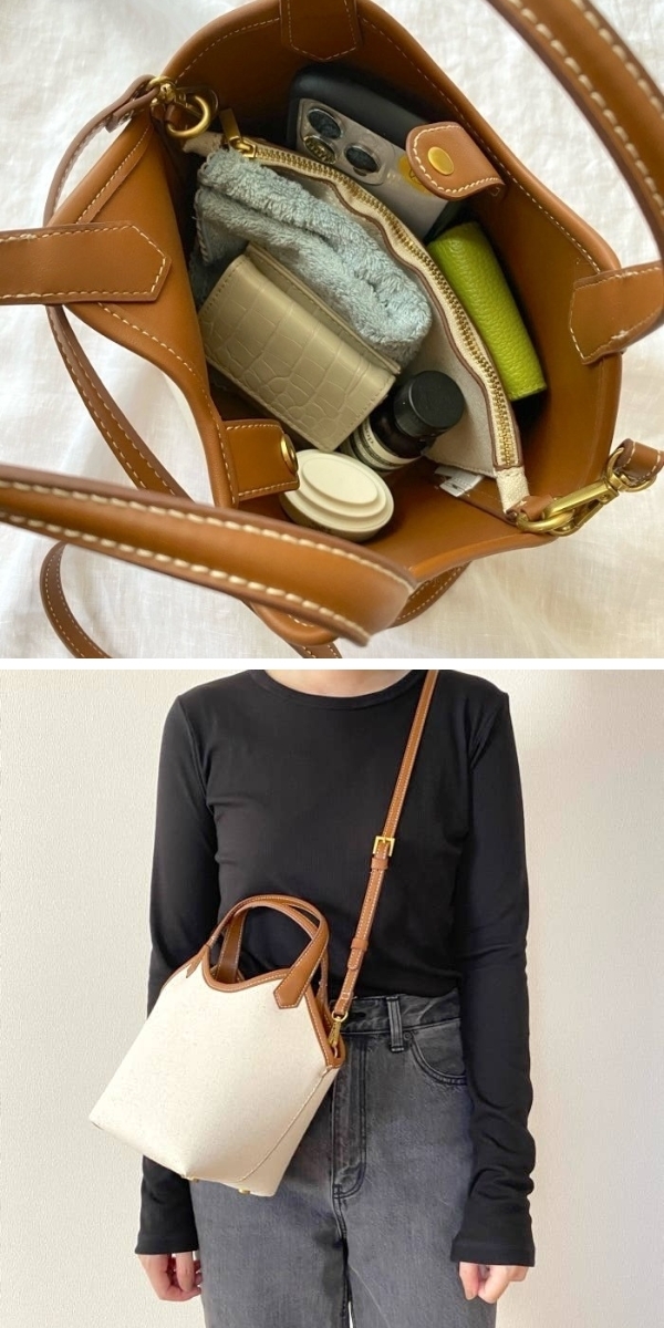 バッグの中にスマホ、財布、化粧品が入っている。女性が黒いトップスとジーンズで、そのバッグを肩にかけている。