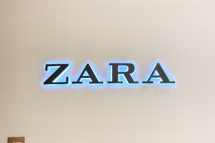 ZARAの壁に設置された光る看板。シンプルで洗練されたデザインが強調されている。