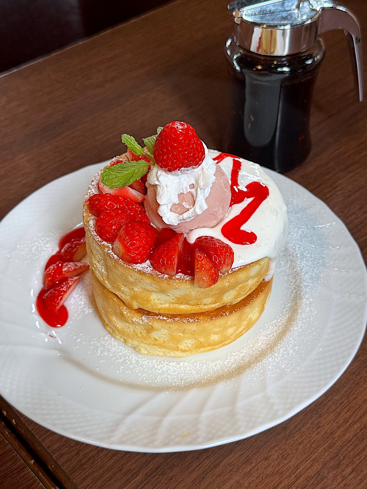 星乃珈琲の「苺たっぷりスフレパンケーキ/ダブル」