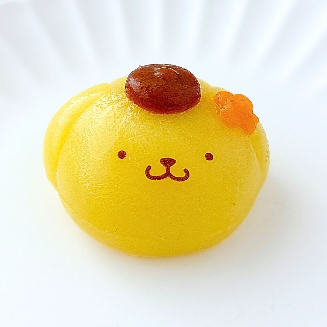 小さなケーキが動物の顔のようにデコレーションされている。