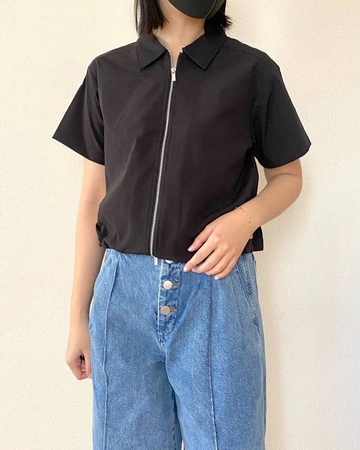 GUの「フロントジップシャツ(半袖)」