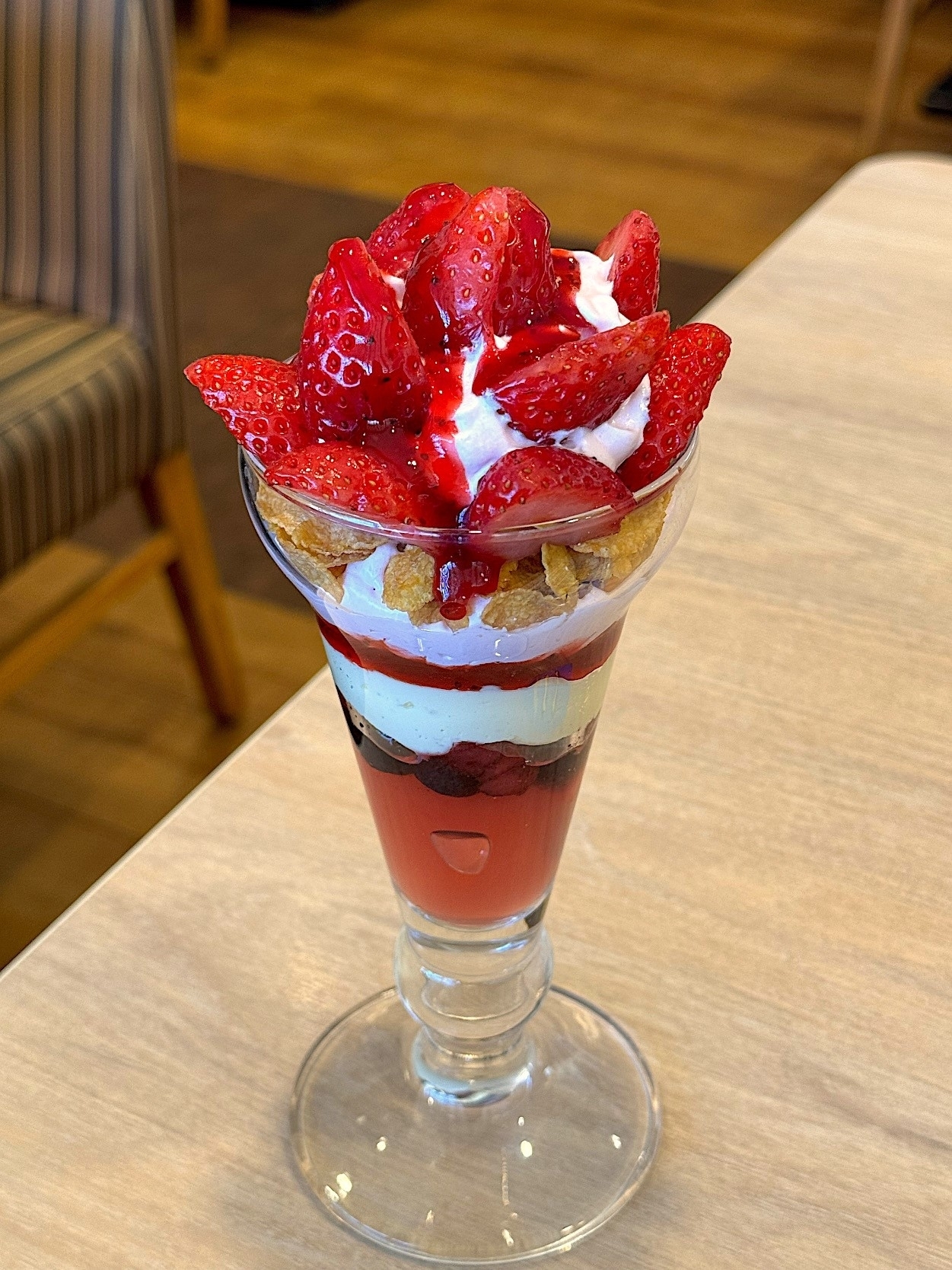 ガストの「国産いちごのフラワーパフェ」