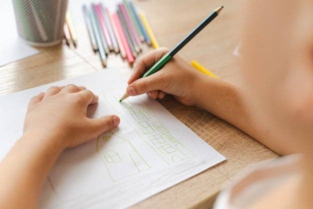 色鉛筆を使っている子どものイメージ画像(Getty Images)