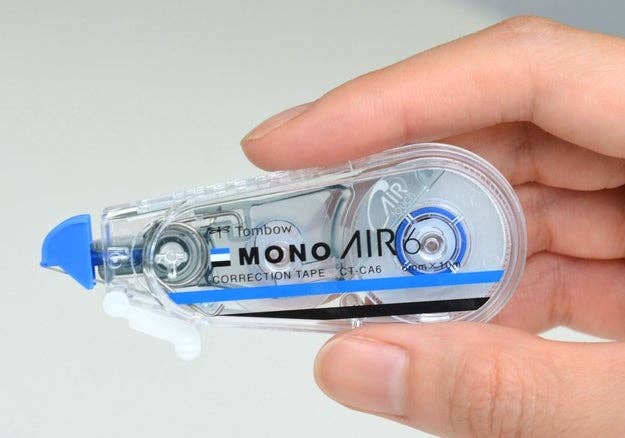 トンボ鉛筆の修正テープ「MONO AIR」。上部にトンボのマークと「Tombow」という表記が見えます。(時事 / トンボ鉛筆提供)