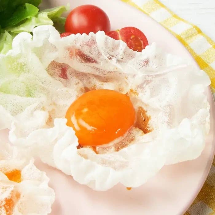 フライドエッグとトマトをレタスとともに盛り付けた一皿。