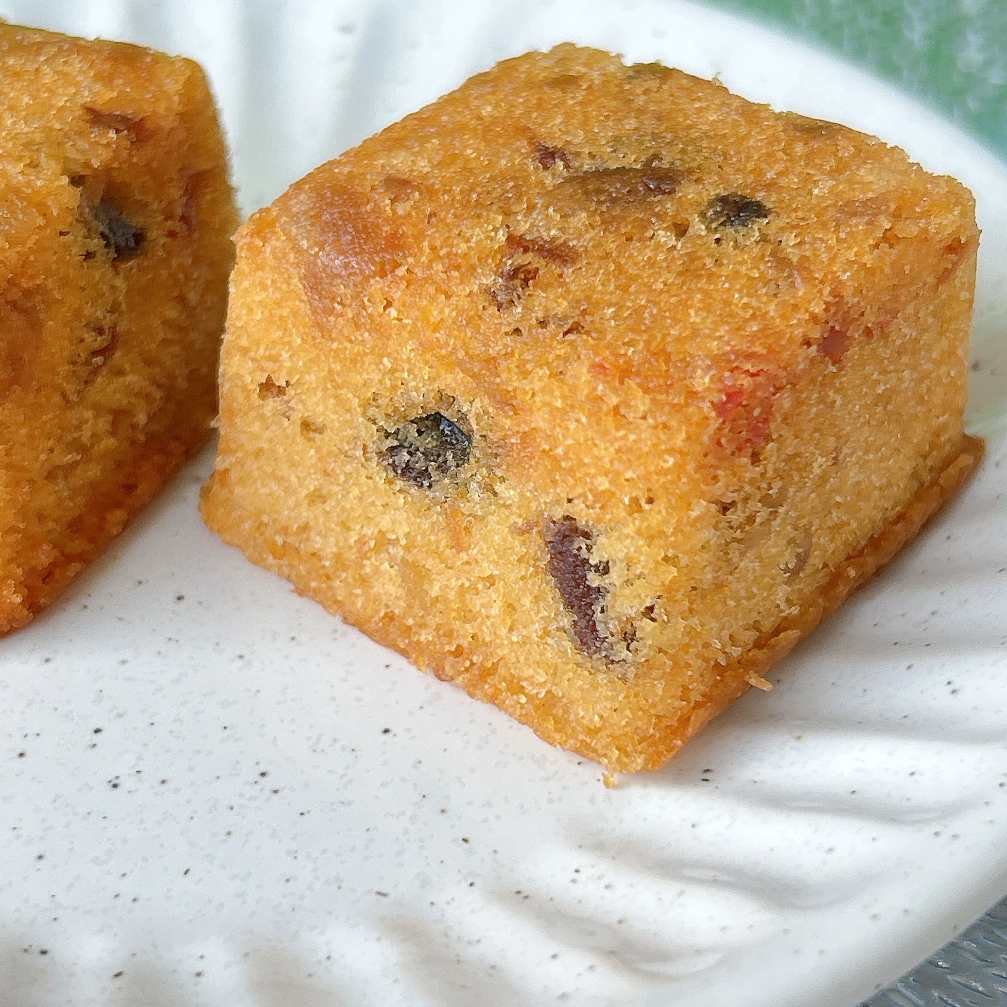 お皿にのった2つのフルーツケーキのアップ。しっとりした焼き加減がわかる。