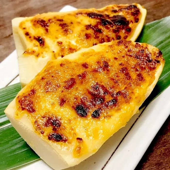 焼き竹の子のチーズ焼きが皿に盛られている。焼き目がついて香ばしそう。