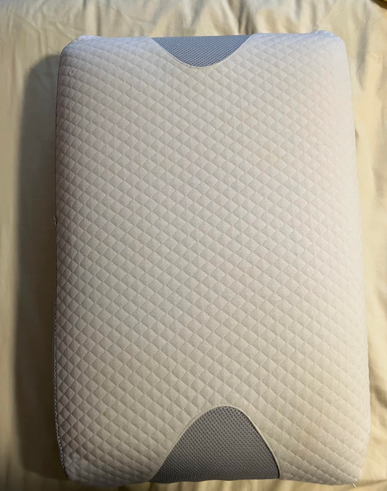 Reddit post asking for help to identify a pillow with a unique curved design