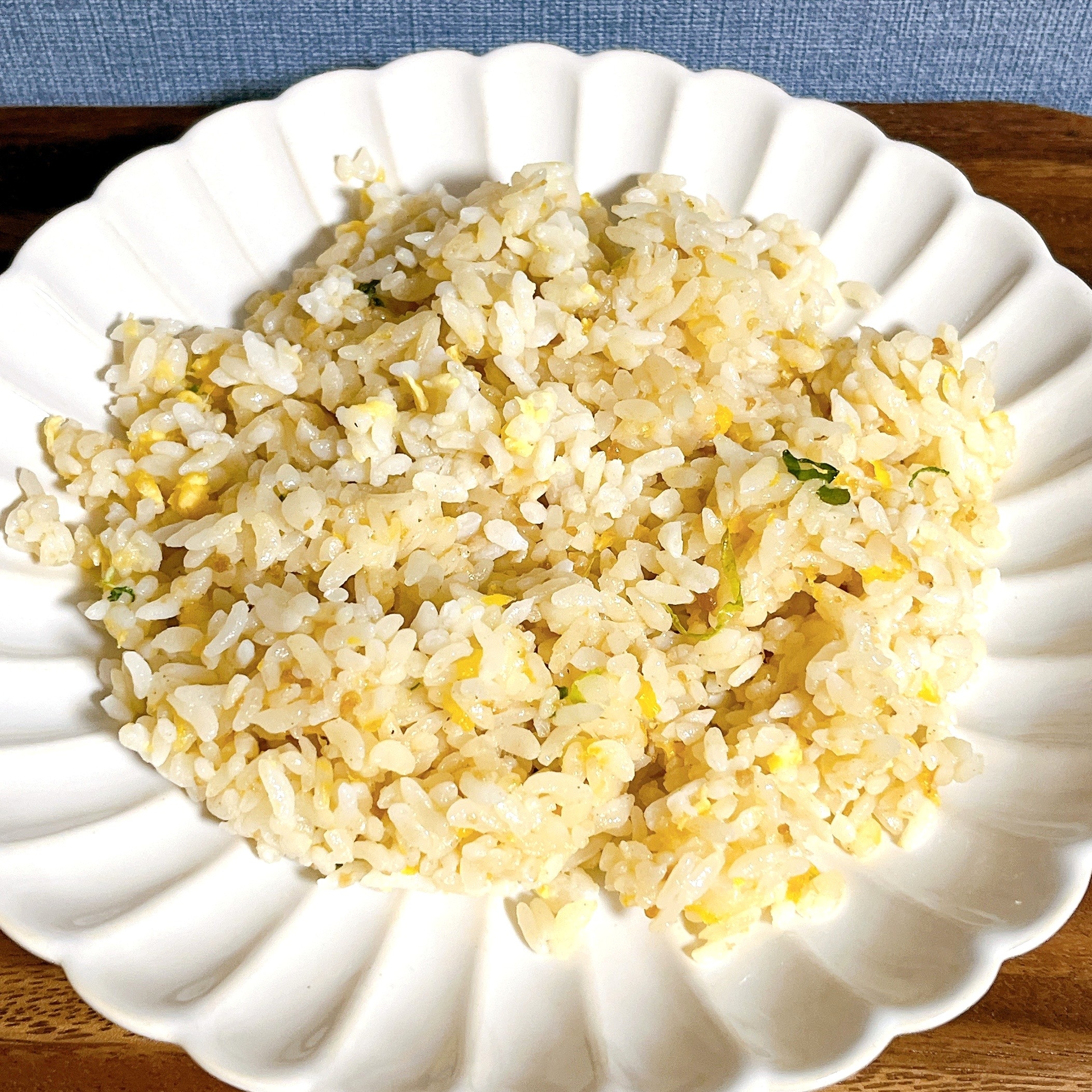 白い皿に盛られた焼き飯がテーブルの上に置かれている。