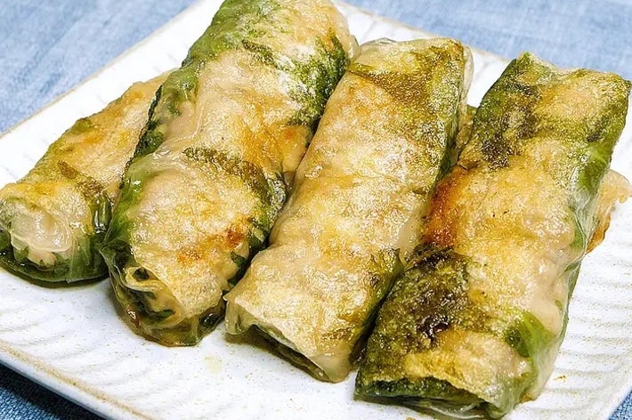 お皿に乗った4本のベトナム風春巻き。