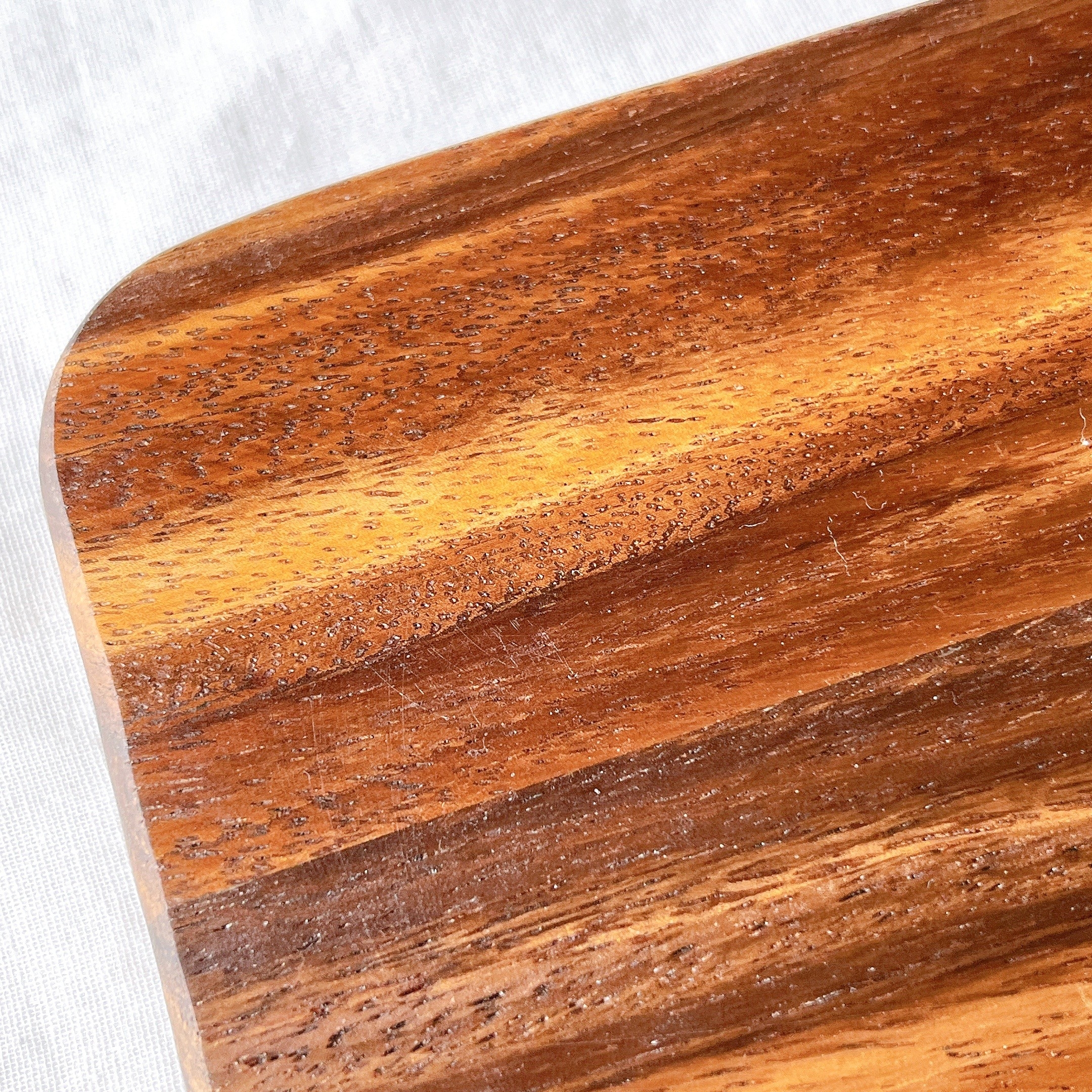 木製のまな板の表面が写っています。