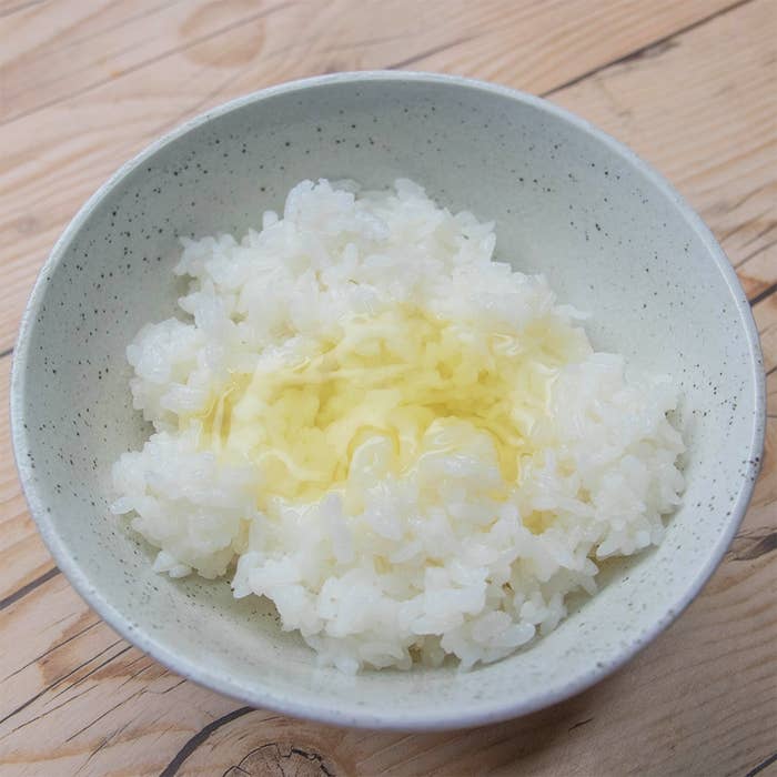 茶わんに盛られた白ご飯の中央に卵の白身がのっている。