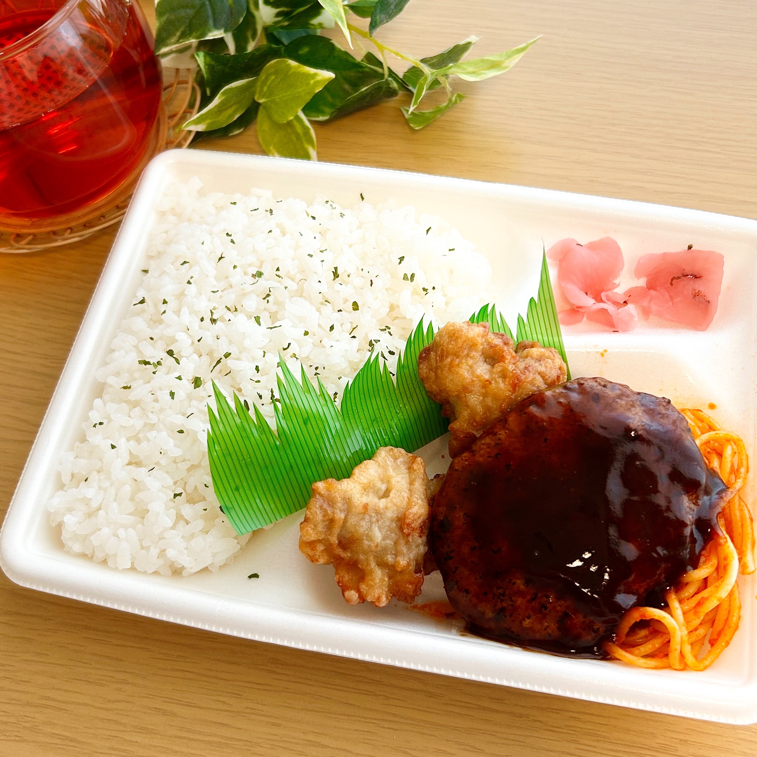 FamilyMart(ファミリーマート)の「ハンバーグ&から揚げ弁当」