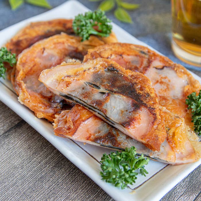 皿に盛られたおつまみとパセリの装飾。